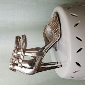 Like new silver Nina heels size 8.5